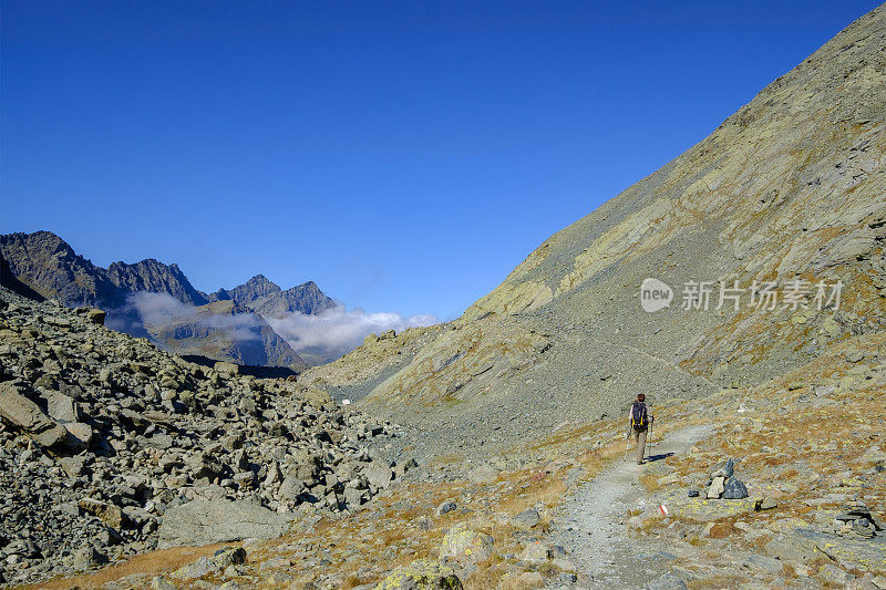 从Pian del Re到Rifugio Sella的小径，在Monviso山脚下。意大利北部皮埃蒙特的科提亚阿尔卑斯山